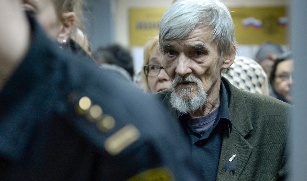 Историка и главу карельского «Мемориала» Юрия Дмитриева отправили в ШИЗО за «плохое выполнение упражнений на утренней зарядке» 69-летнего политзаключенного, приговоренного к 15 годам строгого режима, отправили в ШИЗО на пять суток, сообщает «Общество Мемориал». Поводом, как в январе, стали претензии силовиков к выполнению утренней зарядки: «За последний месяц Юрий Алексеевич несколько раз обращался к врачу в колонии с просьбой освободить его от зарядки, которая становится для него дополнительным мучением при головокружении и слабости. Отвода от зарядки он так и не получил. Дисциплинарное взыскание было назначено именно в тот момент, когда он ожидал перевода в больницу», — рассказали правозащитники. Юрию Дмитриеву сейчас 69 лет, в колонии он отбыл уже восемь лет из 15 лет. У мужчины диагностированы многочисленные проблемы со здоровьем — заболевания сердца, гипертония, ослабление слуха, катаракта. Знакомые подозревают наличие у историка онкологии. Соратники считают, что его преследуют за многолетнюю работу по восстановлению памяти о жертвах репрессий. Подписаться на «Новую-Европа»