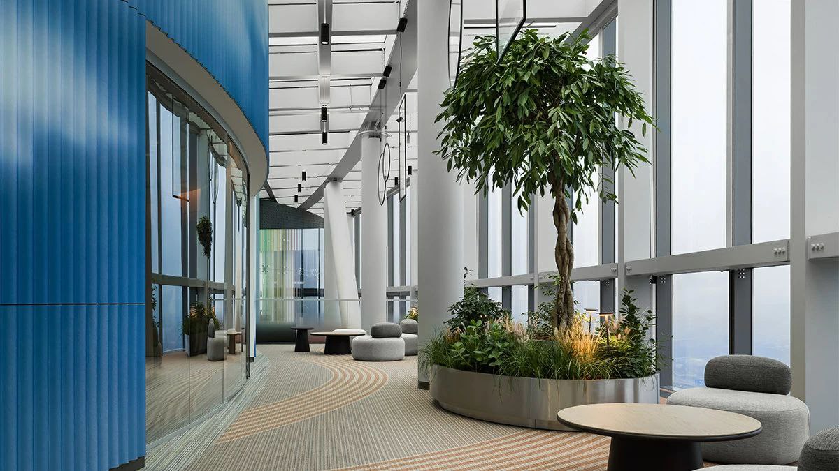 В Москве выставлен на продажу самый высокий офис в Европе сообщили Ведомости Городу в пресс службе Aeon City Estate Офис находится на 95 м этаже башни Восток в комплексе Федерация на высоте 360 375 метров Цена помещения составляет 11 млрд рублей около 4 16 млн рублей за квадратный метр Площадь трехэтажного пространства под стеклянным куполом 2642 кв м Потенциальными покупателями офиса считаются крупные международные компании рассматривающие объект как статусную штаб квартиру Самые высокие офисные пентхаусы в мире расположены в небоскребах выше 100 этажей от 350 м Burj Khalifa Дубай ОАЭ Merdeka 118 Куала Лумпур Малайзия Shanghai Tower Шанхай Китай One World Trade Center Нью Йорк США и International Commerce Centre Гонконг Китай Пресс служба Aeon City Estate Telegram Max