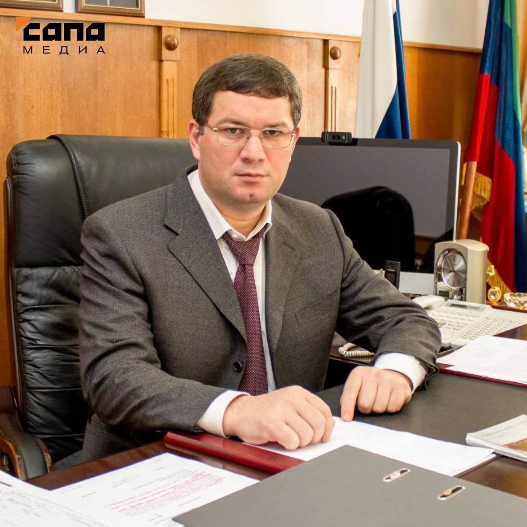 В Дагестане задержан глава Карабудахкентского района Силовики задержали главу района Махмуда Амиралиева по делу о мошенничестве, пишет ТАСС со ссылкой на свои источники. Амиралиев — родственник бывшего госсекретаря Дагестана Магомед-Султана Магомедова. Как писала «Сапа», Магомедова освободили от должности на этой неделе. Ранее у «правой руки» главы региона прошли обыски, а суд в Махачкале обратил в доход государства активы семьи госсекретаря — доли Магомедова, его родных и близких в нескольких компаниях. UPD: Региональный Следком сообщил, что в отношении Амиралиева возбуждено дело по статье о мошенничестве в особо крупном размере. По версии следствия, чиновник предложил директору коммерческой организации заключить контракт за 20% от его стоимости на строительство водопровода для сел Губден и Гурбуки Карабудахкентского района. Были похищены более 56 млн рублей. Подписывайся на «Сапа Кавказ»