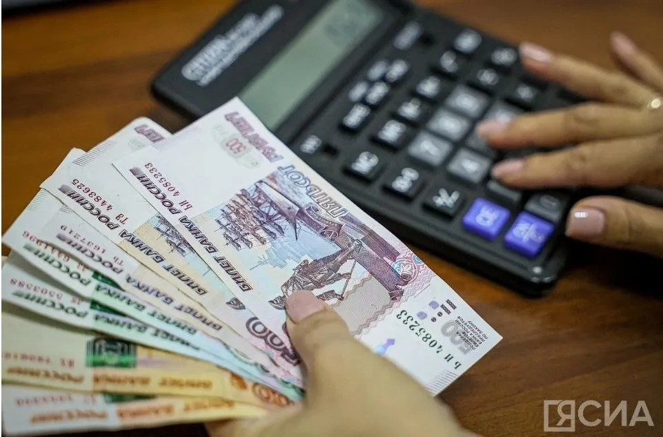 Россиянам рассказали кто в мае получит зарплату досрочно Россияне которые получают зарплату 10 го числа в мае получат ее раньше 8 го числа так как день выплаты приходится на праздничный выходной день Праздничные дни 1 и 9 мая входят в расчетный период для определения среднего заработка Это означает что начисления за эти дни учитываются при расчетах вместе с другими выплатами Такой порядок помогает избежать искажения среднего заработка из за количества выходных в мае Все новости Яестьновость Обсудить Читайте нас в MAX