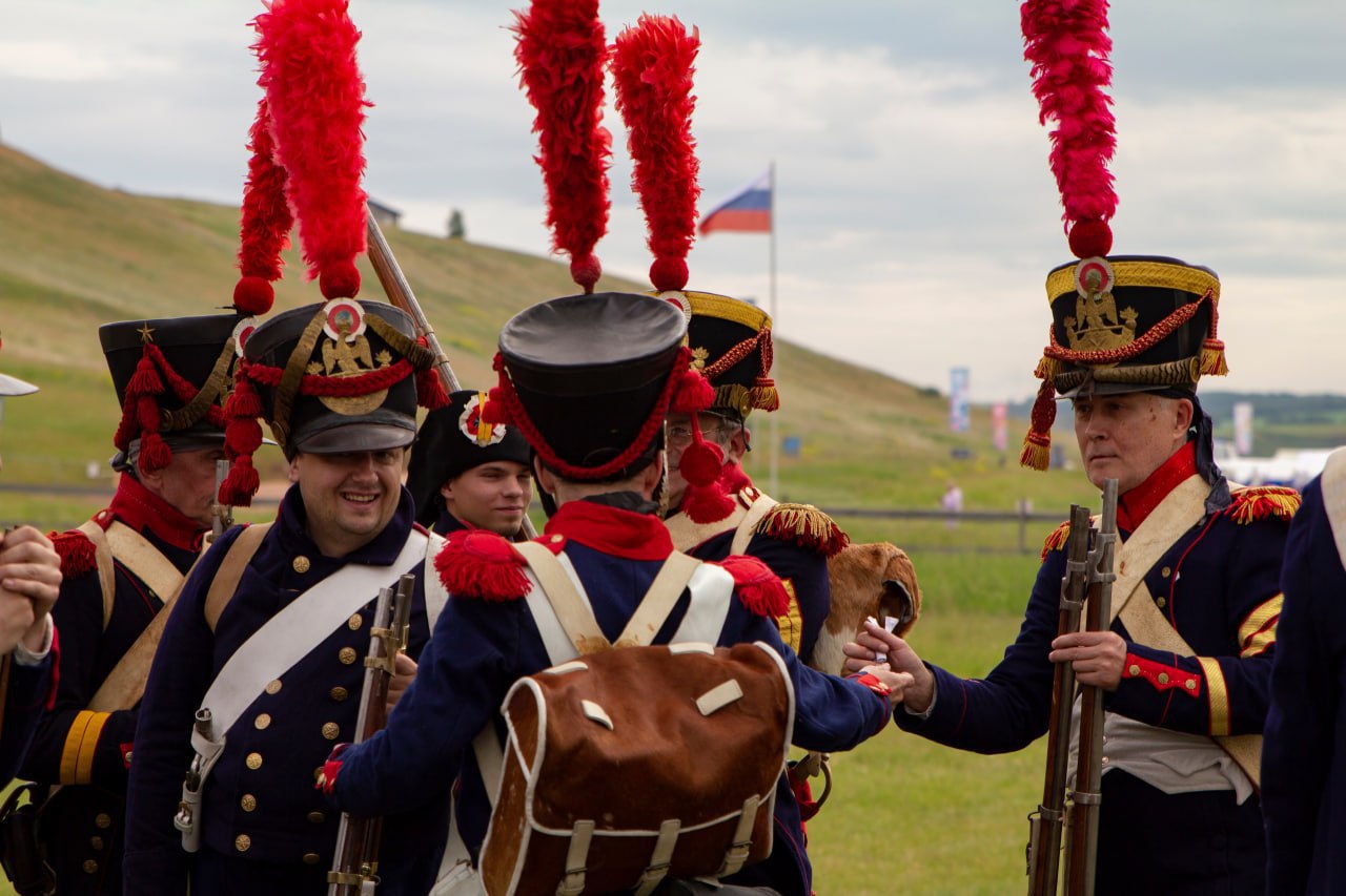 В посёлке Емельяново пройдет самая масштабная историческая реконструкция в крае 12 июля зрителям покажут эпизоды Отечественных войн 1812 и 1941 годов. Среди них заграничный поход Русской армии 1814 года, оборонительные бои Курской дуги и штурм Зееловских высот во времена Великой Отечественной войны, рассказали в краевом правительстве. Еще будут средневековые рыцарские турниры, воссозданный римский военный лагерь и ярмарка ремёсел. Начало в 10:00 в центре «Юнармии» в посёлке Емельяново. Фото: