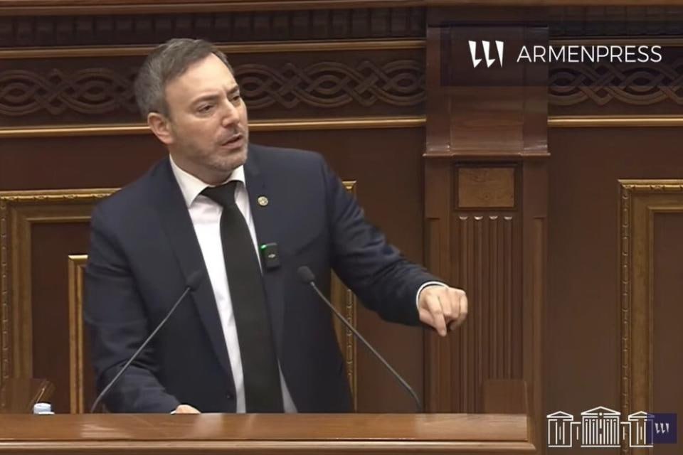 На 12 м пленарном заседании Парламентской ассамблеи Евронест состоявшемся в Ереване сопредседатель ПА Сергей Лагодинский высоко оценил демократический путь избранный Арменией подчеркнув что Евронест доверяет властям и народу Армении Армянская сторона принявшая нас несмотря на трудности связанные с мирным процессом и потоком беженцев выполнила свою задачу самым профессиональным образом приняв нас Вы проявляете мужество как и ваш премьер министр Никол Пашинян который выступает за мир и демократию сказал Лагодинский сообщает Арменпресс Он подчеркнул что демократия это непрерывный процесс неотъемлемой частью которого являются критика и открытое высказывание Да ни одна демократия не идеальна Европейский союз тоже не идеален Мы можем критиковать некоторые аспекты вашей демократии так же как и вы можете критиковать нашу но одно ясно мы доверяем вашей демократии мы доверяем вашей стране и мы доверяем вашему правительству заявил сопредседатель Евронест