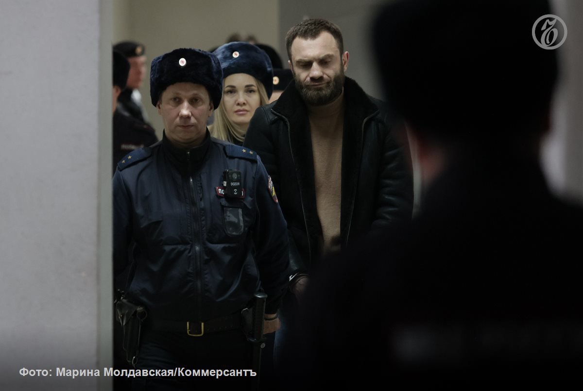 Прокуратура Свердловской области утвердила обвинительное заключение по делу криминального авторитета Марселя Гасанова и передала уголовное дело в Свердловский областной суд. Он обвиняется по ст. 210.1 УК РФ занятие высшего положения в преступной иерархии , ст. 319 УК РФ публичное оскорбление представителя власти при исполнении им своих должностных обязанностей и в связи с их исполнением , ч. 2 ст. 321 УК РФ угроза применения насилия в отношении сотрудника места содержания под стражей в связи с осуществлением им служебной деятельности . Следствие установило, что в 2024 году он был назначен «смотрящим» за Свердловской областью, контролировал преступную кассу и следил за исполнением уголовно-воровских традиций. Подписывайтесь на «Ъ-Урал»
