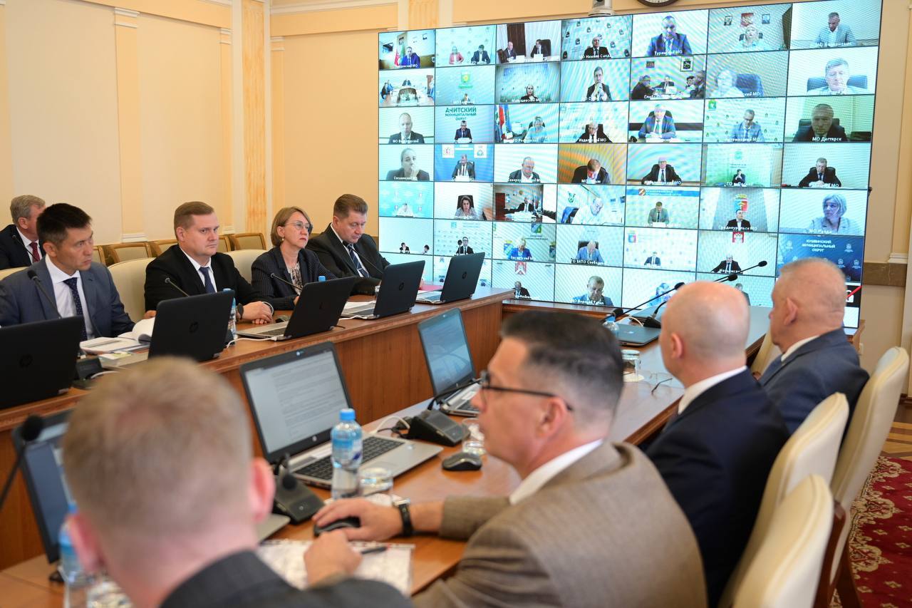 Важные вопрос развития здравоохранения обсудили сегодня на заседании правительства региона   Врио губернатора Денис Паслер  оценил темпы реализации программы модернизации первичного звена здравоохранения нацпроекта «Продолжительная и активная жизнь».   В селе Петрокаменское под Нижним Тагилом весной 2026 года завершат капитальный ремонт терапевтического отделения городской больницы №4.    В Тавде сохранят врачебную амбулаторию в селе Городище.   В посёлке Шамары закупили оборудование для физиотерапии и телемедицинских консультаций. Организован выезд врачей в каждую неделю.   В Тугулымскую ЦРБ приобретём эндоскопическое оборудование, что повысит качество диагностики заболеваний.  «В больнице работают грамотные специалисты, крепкий коллектив врачей, который обладает различными навыками диагностики и лечения. Остаётся только укрепить материально-техническую базу», – написал Денис Паслер в своих соцсетях.    Денис Паслер