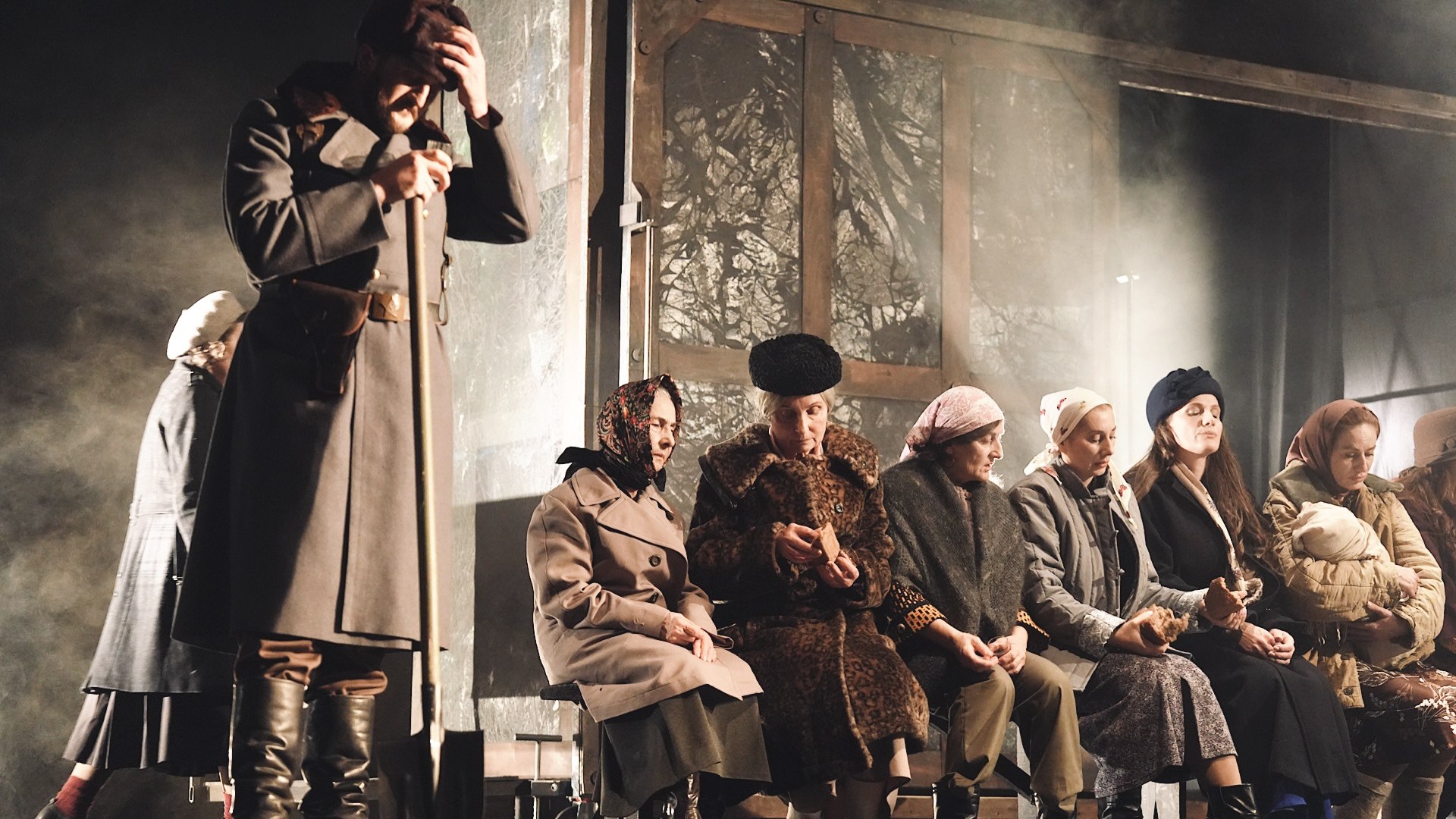 Внутри теплушки на грани жизни Абхазский театр представил Эшелон драму о выживании и человечности Постановка Мадины Аргун созданная при поддержке Российского фонда культуры и посвящённая 80 летию Победы в Великой Отечественной войне стала мощным художественным высказыванием о судьбах людей в период катастрофических испытаний Хотя события происходят 80 лет назад тема эвакуации разорванных судеб и внезапной разлуки звучит пугающе современно Эшелон становится метафорой общества в кризисе где страх и боль соседствуют с теплом и готовностью делиться последним Подробнее о премьерном спектакле читайте в материале Апсныпресс Апсныпресс Instagram Facebook Дзен