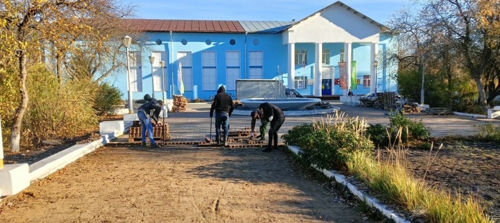 В Нововятске приведут в порядок площадь Победы  Преображение мемориальной зоны в Нововятске – часть подготовки к празднованию 80-летия победы в Великой Отечественной войне.  В теруправлении по району уточнили, что на площади приведут в порядок 793 кв. м брусчатки. Также здесь начали монтировать уличные светильники. Всего установят 20 опор со светодиодными лампами. Перед памятником появится дополнительное освещение. Будет подсвечена и мемориальная доска.  Площадь Победы планируют обновить к 31 октября. К 80-летней годовщине Великой Победы подготовят и другие мемориальные зоны Кирова, в том числе в пригородах.