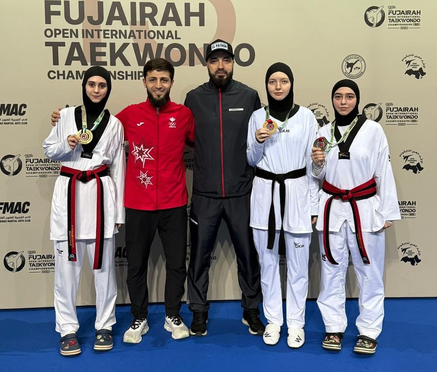Три золота принесли России тхэквондисты Дагестана на турнире в ОАЭ В городе Фуджейре продолжается представительный международный турнир по тхэквондо Второй день соревнований стал триумфальным для представителей Дагестана которым удалось лидировать сразу в трех весовых категориях В состязаниях женщин на верхнюю ступень пьедестала почета сумели подняться Шамала Селимова 49 кг Хадижа Гаджиева 59 кг и Амина Багадзиева 68 кг Напомним что днем ранее бронзовую медаль выиграл дагестанец Магомедрасул Омаров 80 кг