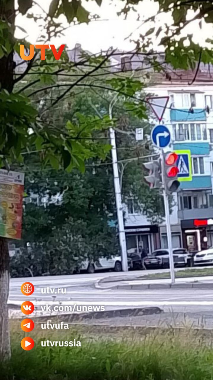 "Выводили пассажирку": стали известны подробности ДТП на бульваре Славы Как сообщил телеканалу очевидец, автомобиль такси на скорости врезался в дерево, которое после обрушилось на легковушку. В момент аварии в салоне находилась пассажирка. "Услышал удар и потом увидел, как дерево рухнуло. После пассажирку выводили с заднего пассажирского сиденья",— уточнил уфимец.