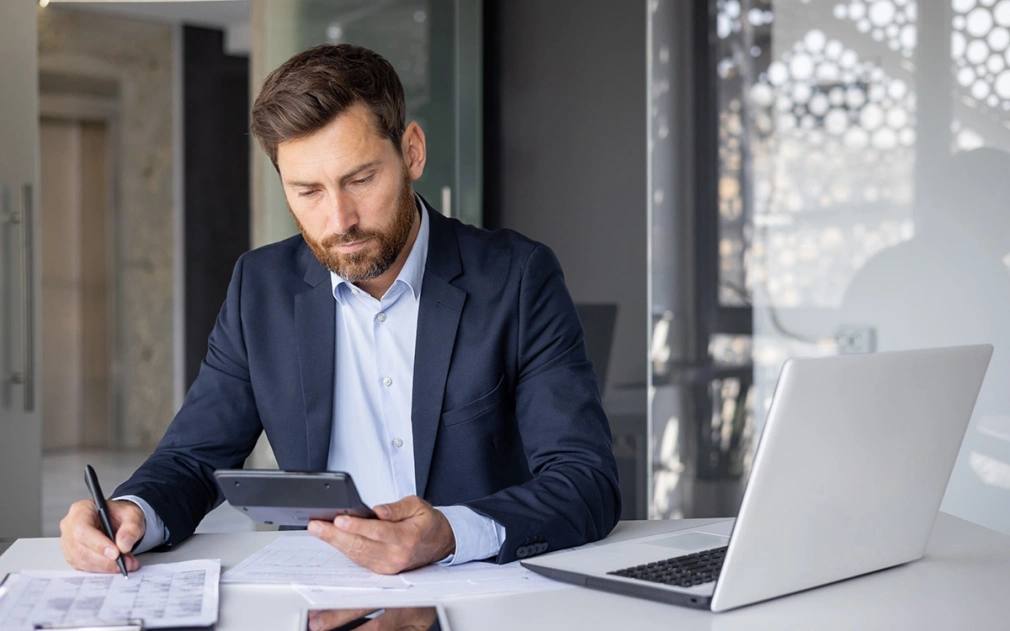 Россияне назвали идеальный офис для работы По данным опроса сервисов Авито Работа и Авито Недвижимость почти 45 россиян считают идеальным классический офис с отдельным кабинетом Женщины выбирают его чаще мужчин 47 против 43 33 опрошенных предпочитают гибридные пространства с зонами для работы и отдыха 10 современные лофты с открытой планировкой Главные удобства кухня и зона питания с бесплатными напитками 52 зоны отдыха и общения 49 регулируемые столы и кресла 47 А какой офис идеален для вас классический кабинет гибридное пространство лофт не люблю офисы работаю из дома опрос Фото TetianaKtv Shutterstock FOTODOM Читать РБК Недвижимость в Telegram