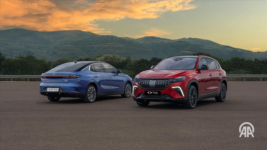 Лидером продаж на рынке электромобилей в Турции в январе ноябре стал Togg В январе ноябре лидером продаж на рынке электромобилей в Турции стала Togg Такие данные приводит Анадолу со ссылкой на Ассоциацию автомобильных дистрибьюторов и мобильности Турции ODMD За 11 месяцев года в Турции реализовано 31 715 продаж электромобилей Togg моделей T10X и T10F Второе место заняла Tesla продано 29 955 единиц Третью позицию занял BYD продажи составили 17 639 автомобилей В январе ноябре общий объем продаж легковых автомобилей в стране вырос на 10 96 по сравнению с аналогичным периодом прошлого года и достиг 938 177 единиц Реализация легких коммерческих автомобилей увеличилась на 7 13 составив 238 603 автомобиля Подробнее на нашем сайте v aa com tr 3767467 24 7 в сутки с Агентством Анадолу