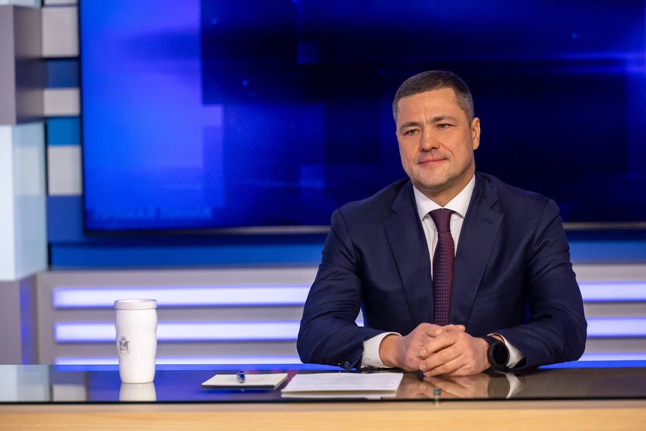 3 декабря на телеканале Россия 24 в 19 00 состоится Прямая линия с губернатором Михаилом Ведерниковым Задать свой вопрос губернатору может любой желающий по телефону 8 800 222 60 32 Звонки принимаются в будние дни с 09 00 до 18 00 часов   Также свое обращение или видеовопрос можно отправить в группу в ВКонтакте ГТРК Псков на почту gtrkpskov mail ru или через портал Госуслуги на платформе обратной связи