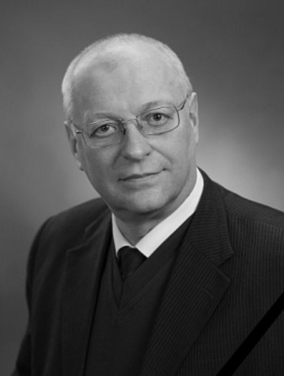 Ушел из жизни бывший глава управы района Савёлки и директор автокомбината Андрей Макшанцев Андрей Евгеньевич Макшанцев скончался на 69 м году жизни после продолжительной болезни Подробнее Он родился в 1957 году в Челябинской области окончил Химкинский радиомеханический техникум и Московский автомеханический институт Трудовую деятельность начал в НПО имени Лавочкина в Химках С 1984 по 2010 год работал на Зеленоградском автокомбинате где прошел путь от мастера до директора возглавляя предприятие более десяти лет Затем перешел на работу в Мосгортранс С 2011 по 2023 год Макшанцев возглавлял управу района Савелки 3 5 6 7 микрорайоны Он был не только опытным руководителем и ответственным профессионалом но и замечательным человеком открытым внимательным умеющим поддержать и выслушать Его отличали спокойствие чувство справедливости и умение найти общий язык с любым человеком Коллеги и друзья знали его как надежного товарища к которому всегда можно было обратиться за советом или помощью В коллективе его ценили и уважали Он оставил после себя не только добрую память но и пример служения делу которому посвятил всю жизнь сказал префект Зеленограда Анатолий Смирнов Прощание состоится в понедельник 10 ноября в 11 00 в траурном зале Алабушевского кладбища Зеленоград со стороны Особой экономической зоны Технополис Москва проектируемый проезд 5557 дом 1 zelenogradru