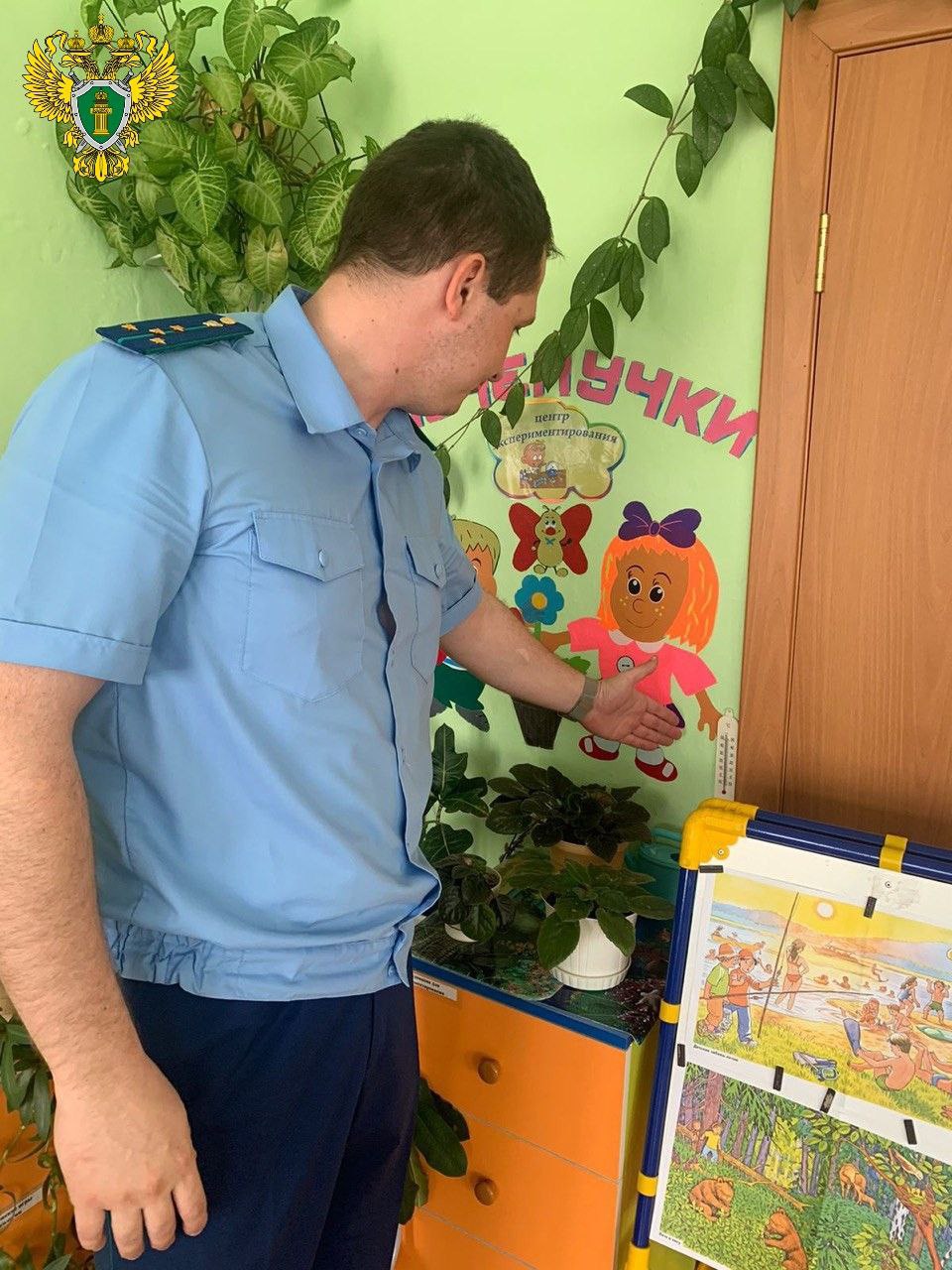 Прокуратура г Еманжелинска совместно с начальником управления образования администрации района проверила соблюдение законодательства об охране жизни и здоровья несовершеннолетних в МБДОУ Детский сад Nº 29 по факту публикации в СМИ сведений о нарушениях при содержании здания В помещении игровой подготовительной группы Ивушка в одном из окон установлено отсутствие внутренней рамы со стеклом  И о прокурора города в адрес заведующей детского сада внесено представление об устранении выявленных нарушений закона и привлечении виновных лиц к ответственности  Вынесено постановление о возбуждении дела об административном правонарушении предусмотренном ч 1 ст 6 3 КоАП РФ нарушение санитарных и гигиенических нормативов материалы направлены Главному государственному санитарному врачу по г Еманжелинску для решения вопроса об административной ответственности заведующей дошкольного учреждения  Остекление в детском саду в настоящее время восстановлено   chelprocrf Сайт Тelegram ВК