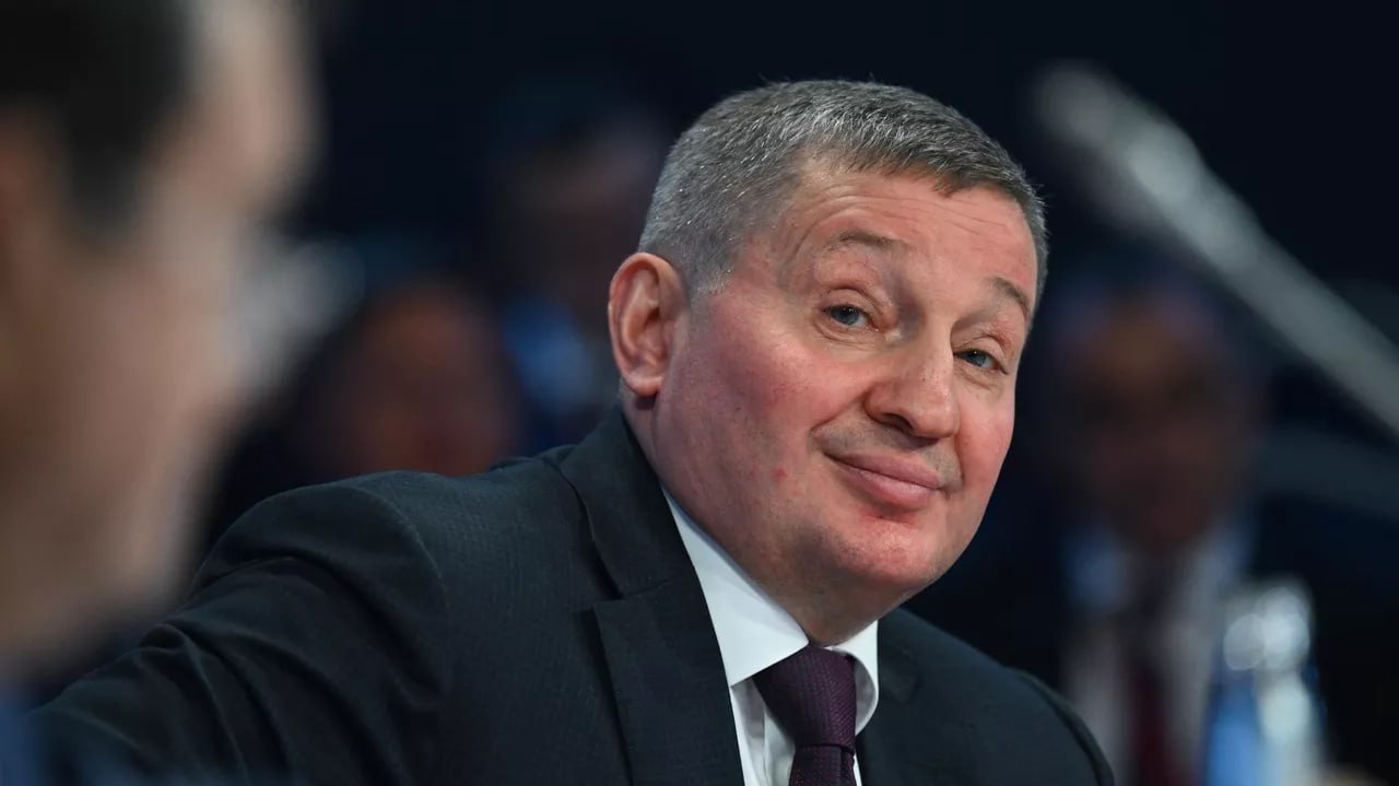По итогам мая 2025 года губернатор Волгоградской области Андрей Бочаров занимает 74 место в Рейтинге влияния глав субъектов РФ от Агентства политических и экономических коммуникаций #АПЭК . Месяцем ранее Андрей Бочаров был на 67 строчке данного рейтинга. Источник фото: РИА Новости.