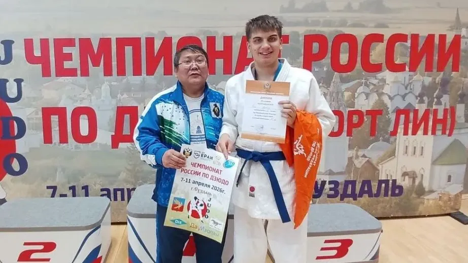 18 летний Артём Чеп из Хабаровской краевой спортивно адаптивной школы стал бронзовым призёром чемпионата России по спорту лиц с интеллектуальными нарушениями Соревнования проходили в городе Суздаль Владимирской области Пресс служба краевого Минспорта сообщает что для Артёма этот чемпионат стал дебютом на взрослом уровне В весовой категории до 90 кг где выступали девять участников со всей России хабаровчанин смог подняться на пьедестал В предварительной схватке он обыграл соперника из Владимирской области а в полуфинале уступил спортсмену из Дагестана В решающем поединке за третье место Артём одержал победу и получил бронзу Достигнутый результат позволил Артёму выполнить норматив кандидата в мастера спорта России Впереди у спортсмена подготовка к кубку России который пройдёт в ноябре в Тамбове   Не грузятся фото и видео Подписывайтесь на нас в MAX там всё работает