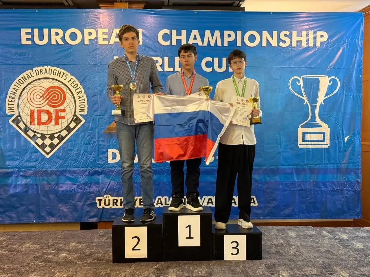 Оренбуржец стал чемпионом Европы по шашкам В Турции прошло первенство Европы по шашкам 64 с участием 130 спортсменов из 9 стран Оренбуржец Сергей Свечников в составе сборной России завоевал золото в молниеносной игре Также он занял 4 е и 5 е места в других дисциплинах Тренер спортсмена Андрей Кригер стал 8 м на этапе Кубка мира Фото минспорта Оренбургской области Читайте нас там где вам удобно На нашем сайте Подписывайтесь в Дзене В Максе В Одноклассниках В ВКонтакте