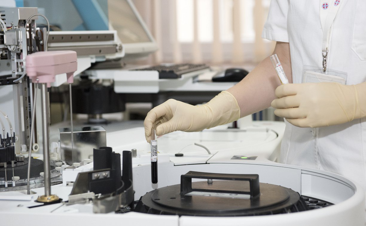 Подчищающая иммунизация против полиомиелита и кори стартует в Сахалинской области В островном регионе со 2 февраля стартует кампания по проведению подчищающей иммунизации против полиомиелита и кори Прививки сделают тем кто по определённым причинам пропустил их в соответствии с возрастом по национальному календарю или ранее не ставил вакцины вовсе Так подчищающую иммунизацию против полиомиелита проведут среди ранее не привитых детей в возрасте 12 24 месяца и до 6 лет а также до 15 лет среди недавно въехавших в Сахалинскую область из ряда других регионов страны или стран неблагополучных по заболеваемости полиомиелитом Глава регионального управления Роспотребнадзора по Сахалинской области постановила до 16 февраля создать иммунологические комиссии по пересмотру медицинских отводов от профилактических прививок против полиомиелита и определить потребность в вакцинах Подробнее на нашем сайте   astv ru jswzm1 utm tg   Прислать новость Подписывайся на нас MAX Telegram WhatsApp ВК