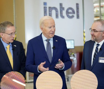 В США обсуждают план спасения Intel, если ее дела пойдут совсем плохо — умереть компании не дадут  Политики США крайне обеспокоены ситуацией с Intel, которая на этой неделе отчиталась о $16,6 млрд убытка. Ситуация с «синими» приобретает катастрофический характер. У Intel самые серьезные проблемы за всю ее историю. Но в Вашингтоне считают, что полного краха именитой компании допускать нельзя в виде ее стратегической важности и обсуждают план спасения.  Читать далее