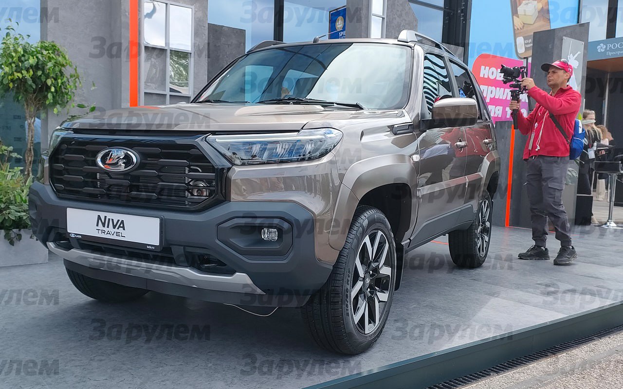  Обновленную Lada Niva Travel представили официально На ПМЭФ-2025 состоялась премьера обновленного внедорожника. Главные изменения: Новый 1,8-литровый двигатель 90 л. с. вместо 1.7 83 л. с. — больше тяги на низких и средних оборотах Передние тормоза с вентилируемыми дисками Галогеновые фары теперь в базе, а в более дорогих — LED-оптика Новый бампер, решетка радиатора 17-дюймовые диски для верхних комплектаций В интерьере изменения минимальные, но работа над моделью продолжается. #НовостиЗарулем #События #пмэф2025 #ЗРнаПМЭФ Подписаться / Бот-предложка