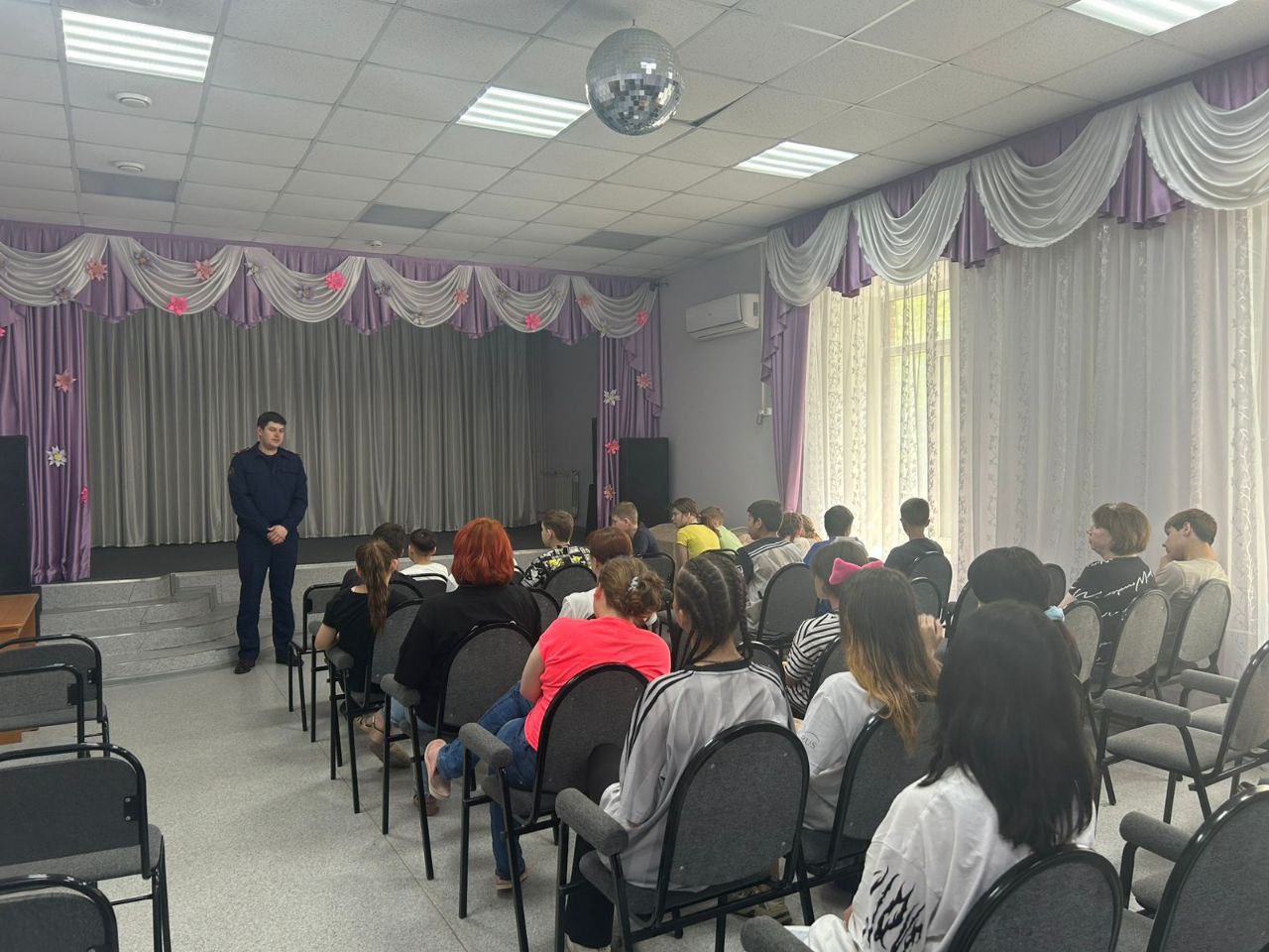 Заместитель руководителя следственного отдела по Центральному району города Хабаровска принял участие в проведении профилактической беседы для воспитанников подшефного детского дома Заместитель руководителя следственного отдела по Центральному району города Хабаровска СУ СК России по Хабаровскому краю и ЕАО Константин Анатольевич Подойницын посетил с профилактической беседой КГБОУ «Детский дом №1» в городе Хабаровске. В ходе беседы Константин Анатольевич рассказал ребятам о правилах безопасности в летний период, в том числе при организации досуга вблизи водоемов, посещении аттракционов, использовании средств индивидуальной мобильности, велосипедов и самокатов. Особое внимание он обратил на недопустимость купания в запрещенных местах, нарушения правил дорожного движения. По итогам беседы ребята получили возможность задать интересующие вопросы выступающему, на которые получили развернутые ответы.