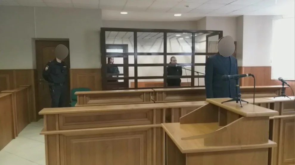 Ярославский областной суд приговорил 23-летнего местного жителя Евгения Ермилова к 20 годам исправительной колонии строгого режима. В пресс-службе областной прокуратуры сообщили, что его признали виновным в государственной измене и диверсии. Суд установил, что в мае 2024 года Ермилов разместил объявление о поиске работы, на него откликнулись украинские спецслужбы и предложили за деньги выполнить поручения. 1 тыс. руб. обвиняемый получил за фото у военкомата с подписью «Верните мужчин домой». «Ермилов Е.А. по заданию украинского куратора совершил поджог релейного шкафа, обеспечивающего организацию движения поездов на перегоне «Ярославль – Дунайка» и осуществил видеосъемку горящего объекта в целях отчета о противоправной деятельности и получения от противника вознаграждения»,— сообщили в областном УФСБ. Уточняется, что вознаграждение в размере 30 тыс. руб. он не получил. Ещё больше новостей — в Telegram-канале «Ъ-Ярославль»