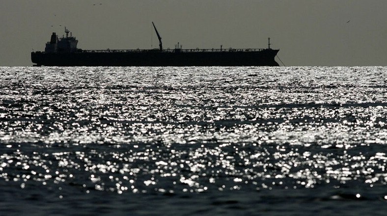 Россия может увеличить экспорт нефти в Китай после остановки поставок из Венесуэлы Блокада венесуэльской нефти США создает для России шанс временно укрепить позиции на китайском рынке и улучшить условия продаж передает ArbatMedia Эксперты отмечают что ограничение поставок нефти из Венесуэлы в Китай открывает для российских компаний возможность увеличить экспорт в этом направлении По данным Коммерсантъ до недавнего времени Венесуэла обеспечивала китайский рынок объемами до 690 тысяч баррелей в сутки однако после задержания Николаса Мадуро и введения ограничений со стороны США этот поток был приостановлен В сложившейся ситуации Россия может не только нарастить объемы поставок но и рассчитывать на более выгодные ценовые условия за счет снижения дисконтов которые ранее приходилось предоставлять на фоне санкций Одновременно с этим США по мнению аналитиков стремятся занять позиции России в Венесуэле начав поставки нафты сырья для переработки нефти Прислать новость