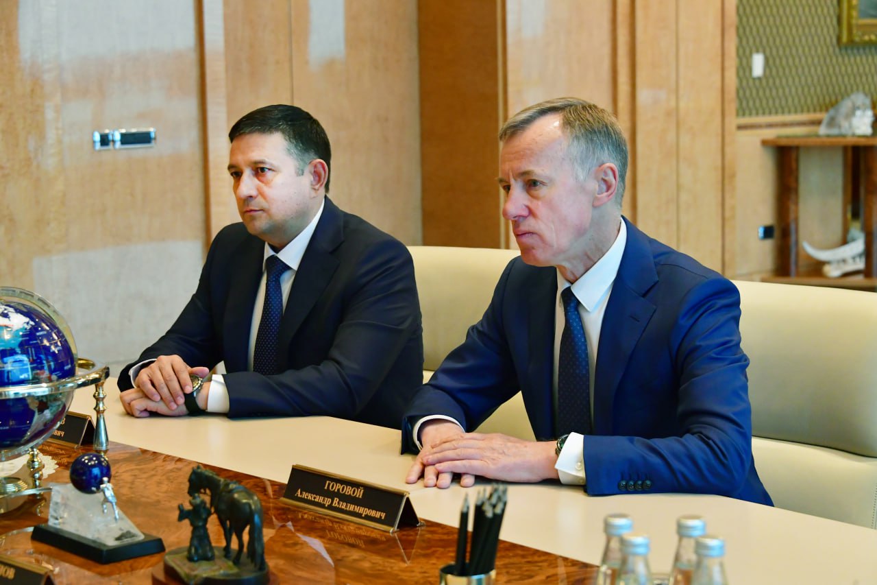Рустам Минниханов встретился с первым заместителем министра внутренних дел России Александром Горовым. Стороны обсудили вопросы обеспечения правопорядка и общественной безопасности в период проведения 16-го KazanForum. XVI Международный экономический форум «Россия - Исламский мир: KazanForum 2025» проходит с 13 по 18 мая. На форуме ждут более 10 тыс. гостей из 103 стран.