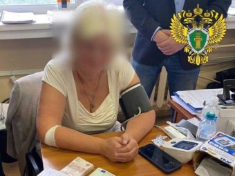 Не виноватая я В Архангельске экс ректор СГМУ Горбатова выступила на суде с последним словом По версии следствия Горбатова желая обеспечить себе и подчиненным квалифицированную юридическую помощь растратила вверенные ей 1 3 млн рублей Сегодня в суде бывший ректор выступила с последним словом Что известно Вину Горбатова не признает утверждает что заключала договоры на оказание юридических услуг исключительно в интересах вуза Адвокат настаивал на невиновности подзащитной и просил оправдать её в связи с отсутствием состава преступления Сторона обвинения в свою очередь в прениях просила признать Горбатову виновной в совершении преступления предусмотренного частью 4 статьи 160 УК РФ и назначить ей наказание в виде лишения свободы на срок 4 года со штрафом в размере 300 000 рублей Инкриминируемое подсудимой деяние относится к тяжким преступлениям Источник