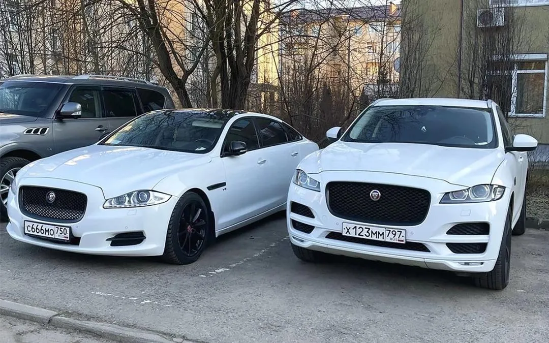 Легальную продажу красивых номеров отложили Названы причины Госдума вернула на доработку законопроект о легализации продажи красивых автомобильных номеров По словам первого зампреда комитета по транспорту и развитию транспортной инфраструктуры Павла Федяева основная проблема заключается в отсутствии четких критериев определения красивых номеров рассказал он на Радио РБК По словам Федяева понятие красоты в номерах субъективно для одних это могут быть зеркальные комбинации для других даты рождения близких людей У каждого к этому подход свой Это может быть лесенка обратная лесенка зеркальные номера одинаковые цифры Для кого то это может быть день рождения день рождения жены ребенка Поэтому говорим о том что очень важно подписать критерии И мы прочитав документ представили ситуацию когда самые обычные номера 025 например да могут взять и стать платными пояснил Федяев Перспективы принятия закона зависят от скорости доработки документа его авторами добавил Федяев Несмотря на решение Госдумы в комитете признают актуальность этого вопроса и необходимость его законодательного урегулирования Autonews в Telegram VK Канал РБК в MAX