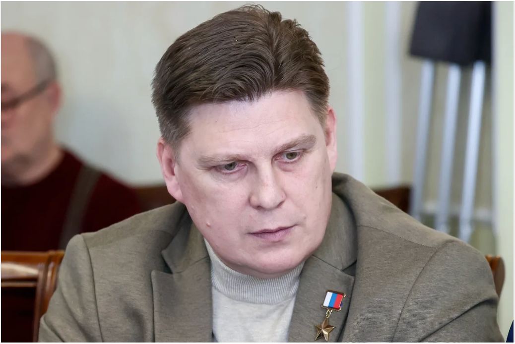 Выпускник Нижегородского военно инженерного училища а ныне помощник губернатора Тверской области и герой России Анатолий Сысоев может стать новым членом Центризбиркома РФ Об этом пишет федеральный Коммерсант Выдвинут Сысоев от губернатора и заксобрания Амурской области Предыдущий герой центризбиркомовец Артур Потапов возможно пойдет в Госдуму Хорошая новость Честно стране служил значит и считать голоса будет по честному