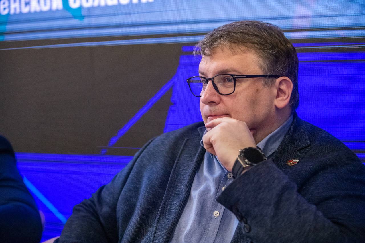 Смоленск вновь стал важной диалоговой площадкой для дружественного общения представителей России и Беларуси. Сегодня в Молодежном центре "Пушкинский" прошло заседание постоянно действующего семинара при Парламентском Собрании Союза Беларуси и России по вопросам строительства Союзного государства. В мероприятии приняли участие депутаты Парламентского Собрания, представители Постоянного Комитета Союзного государства, министерств и ведомств Беларуси и России, эксперты и руководители молодежных организаций двух братских стран. Выбор региона для проведения заседания подчеркивает значимость Смоленской области в интеграционных процессах. У Смоленщины и Беларуси общая история и культурные традиции, которые только укрепляются, несмотря на внешние вызовы. Вместе строим устойчивый фундамент Союзного государства и укрепляем связи во всех направлениях. Особое внимание уделяем работе с молодежью. В прошлом году в нашем регионе прошли крупные молодежные мероприятия Союзного государства, такие как фестиваль "Молодёжь — за Союзное государство" и Форум молодых историков. Белорусы также участвовали в "Вахтах памяти", проекте "Под одним небом", молодежном ИТ-форуме "Свой код", слете городов-героев и других. В этой работе помогает депутат Государственной Думы от Смоленской области Артем Викторович Туров, который является председателем Постоянной комиссии Парламентского Собрания по молодежной политике, спорту и туризму. Главная наша задача – формирование у молодых людей правильных духовно-нравственных ценностей. От этого зависит будущее наших государств. По итогам заседания подготовлен документ с практическими рекомендациями по разработке Стратегии развития молодежной политики Союзного государства.