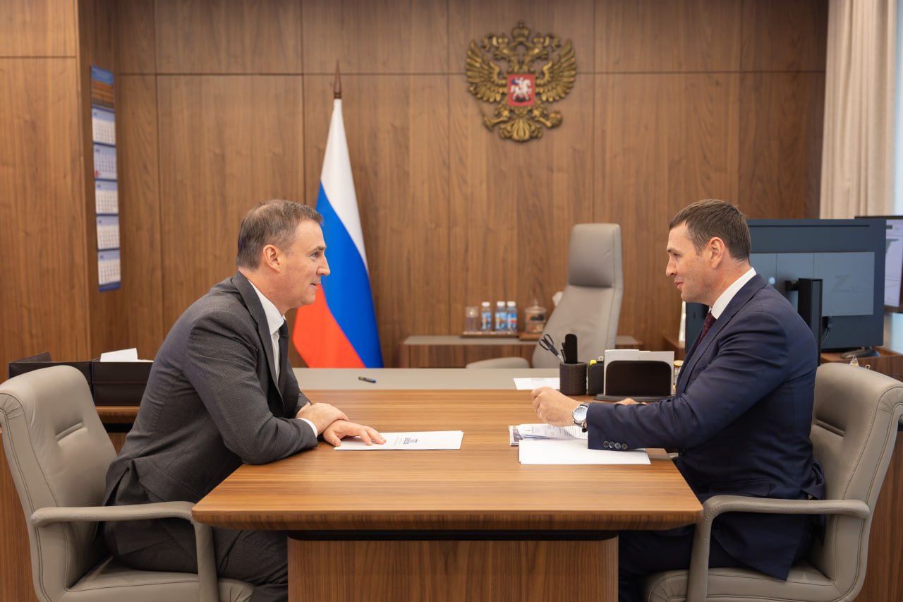 Дмитрий Патрушев встретился с губернатором Хабаровского края Дмитрием Демешиным На встрече обсудили ход уборочной кампании в регионе Дмитрий Патрушев подчеркнул что для проведения работ аграрии должны быть обеспечены всеми необходимыми материально техническими средствами Особое внимание было уделено вопросам природопользования Так на текущий момент завершено строительство новой дамбы Южного округа в Хабаровске Гидротехническое сооружение общей протяженностью 5 5 км уже выполняет свою главную функцию защиту прибрежной полосы от паводка Дамба обеспечивает безопасность территории на которой проживают около 200 тыс человек Губернатор Хабаровского края рассказал что правительством региона уже разработана концепция благоустройства объекта предусматривающая создание там полноценной зоны отдыха Также на встрече был рассмотрен ход строительства комплекса защитных сооружений в Комсомольске на Амуре Этот масштабный объект возводится вдоль берега Амура и его притоков строительство осуществляется в 3 этапа Общая протяженность линейных сооружений превышает 28 км Кроме того Дмитрий Патрушев и Дмитрий Демешин обсудили ход реформы системы обращения с твердыми коммунальными отходами в регионе В Хабаровском крае в том числе запланировано создание трех крупных объектов инфраструктуры в горизонте ближайших лет В рамках национального проекта Экология в регионе велись работы по созданию комплексной системы обращения с твердыми коммунальными отходами и лесовосстановлению На эти цели было выделено более 780 млн рублей В рамках нацпроекта Экологическое благополучие стартовавшего в текущем году эта работа будет продолжена Кроме того будет уделено внимание снижению опасных выбросов в атмосферу Подписаться на Правительство России в Telegram Читать нас в MAX