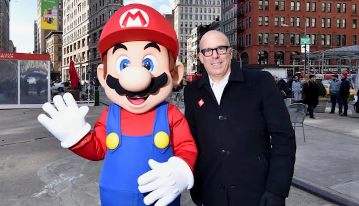 Президент Nintendo of America Даг Боузер уйдёт из компании 31 декабря Его должность займёт Девон Притчард ранее занимавшая пост исполнительного вице президента по доходам маркетингу и взаимодействию с клиентами   dtf ru gameindustry 4050046