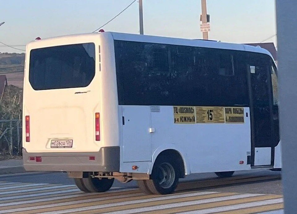 В Ставрополе наказали перевозчика по маршруту №15м.  Краевое министерство дорожного хозяйства провело рейды по маршрутам №15м и №42м. На линии первого рейса оказалось недостаточно автобусов, что привело к сбою в расписании движения транспорта.  «Перевозчику по маршруту №15м объявлено предостережение о недопустимости нарушения обязательных требований»,  – рассказали в министерстве.