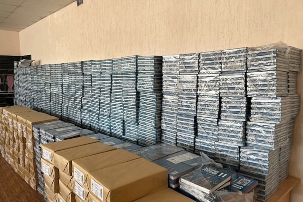 Министерство образования Кировской области закупило почти 500 тысяч экземпляров учебной литературы по истории биологии географии химии физике математике русскому языку литературе информатике технологии и другим предметам Новые учебники получат около 400 школ Обновление фондов происходит в соответствии с новыми федеральными государственными образовательными стандартами а также нацпроектом Молодежь и дети На закупку выделено почти 350 млн рублей Подписывайтесь на канал Кировской области в MAX