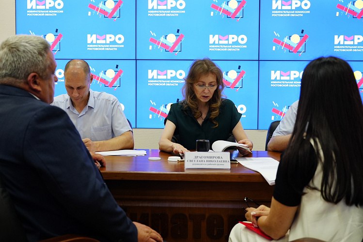 Завершился прием документов от кандидатов на пост губернатора Ростовской области На данный момент на выборах губернатора региона зарегистрированы два кандидата: Юрий Слюсарь Единая Россия и Юрий Климченко Российская партия пенсионеров за социальную справедливость Документы ещё трех претендентов на пост губернатора — Евгения Бессонова КПРФ , Сергея Косинова Справедливая Россия – патриоты – за правду и Дениса Фраша ЛДПР — находятся на рассмотрении избирательной комиссии Ростовской области.