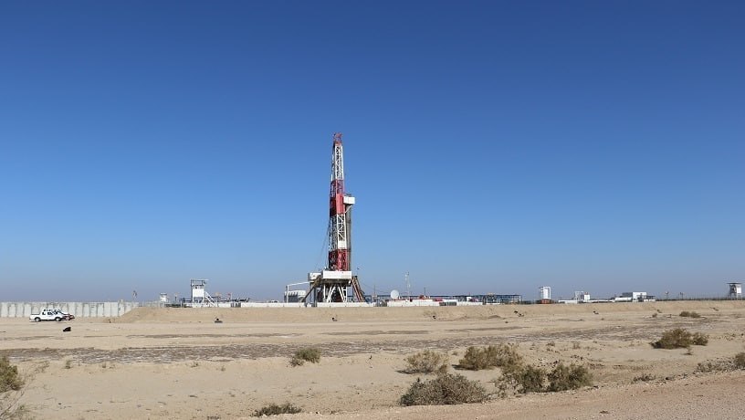 Сотрудники ЛУКОЙЛа в Ираке остались без зарплаты в Ираке Речь идёт про местных рабочих которые занимаются разработкой Западной Курны 2 По сообщениям местных СМИ речь идёт о порядке 1 3 тыс сотрудников которым задержали выплаты уже на шесть недель Сотрудники месторождения обычно получают зарплату в период с 22 по 25 число каждого месяца через Банк Багдада и Национальный банк Ирака но в этом месяце они получили только электронные платёжные ведомости без перевода Ни в ЛУКОЙЛе ни в правительстве Ирака ситуацию пока не прокомментировали Неделю назад компания уже объявила форс мажор на своём проекте в Ираке и приостановила на месторождении работу иностранных сотрудников не являющихся гражданами России Вдобавок по заявлениям Reuters Ирак прекратил все платежи наличными и сырой нефтью компании Российской стороне на месторождении принадлежит 75 общий объём добычи 480 тыс баррелей в сутки Если считать объём выплат наличными то речь идёт про 1 15 за каждый добытый баррель правда с этой суммы нужно ещё заплатить налог на прибыль Сама Западная Курна 2 обеспечивает несколько процентов прибыли всего ЛУКОЙЛа на 2021 год на месторождение пришлось около 3 EBITDA компании Нефтебаза