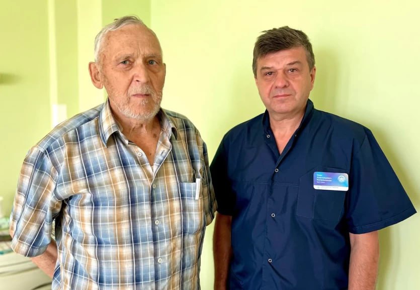 В Челябинске хирурги ГКБ №6 спасли 74-летнего пациента с аневризмой аорты  Изначально врачи предполагали острый панкреатит или язву желудка, но УЗИ выявило аневризму брюшного отдела аорты с признаками расслоения. После экстренной КТ диагноз подтвердился.  Аневризма брюшной аорты – это опасное расширение главной артерии, которое часто протекает без симптомов, но при разрыве может привести к смерти. В группе риска – люди старше 60 лет. Пациенту, Николаю Ивановичу, провели срочную операцию: резекцию аневризмы и протезирование аорты. Благодаря своевременной помощи врачей его жизнь удалось спасти.  ПОДРОБНЕЕ  URALPRESS.RU