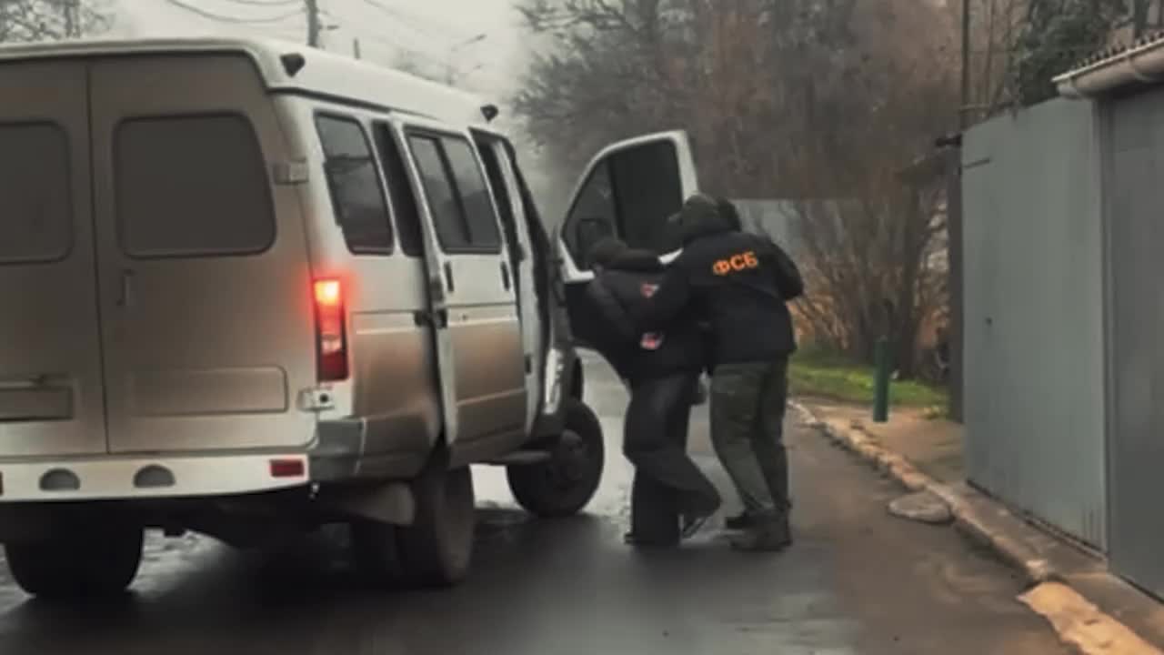 ФСБ задержала подростка в Мариуполе за поджог вышки связи