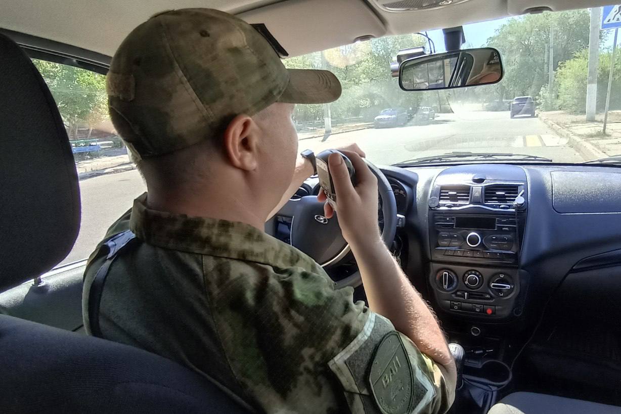 В Луганске росгвардеец пришёл на помощь потерявшему сознание водителю О том, что человеку стало плохо за рулем, инспектору ВАИ Росгвардии сообщил неравнодушный очевидец. Военнослужащий незамедлительно оказал пострадавшему первую помощь, после чего остановил проезжавшую мимо «скорую». Медики диагностировали тепловой удар и поблагодарили росгвардейца за правильные и своевременные действия. В настоящее время жизни и здоровью мужчины ничего не угрожает. #РосгвардияПомощь