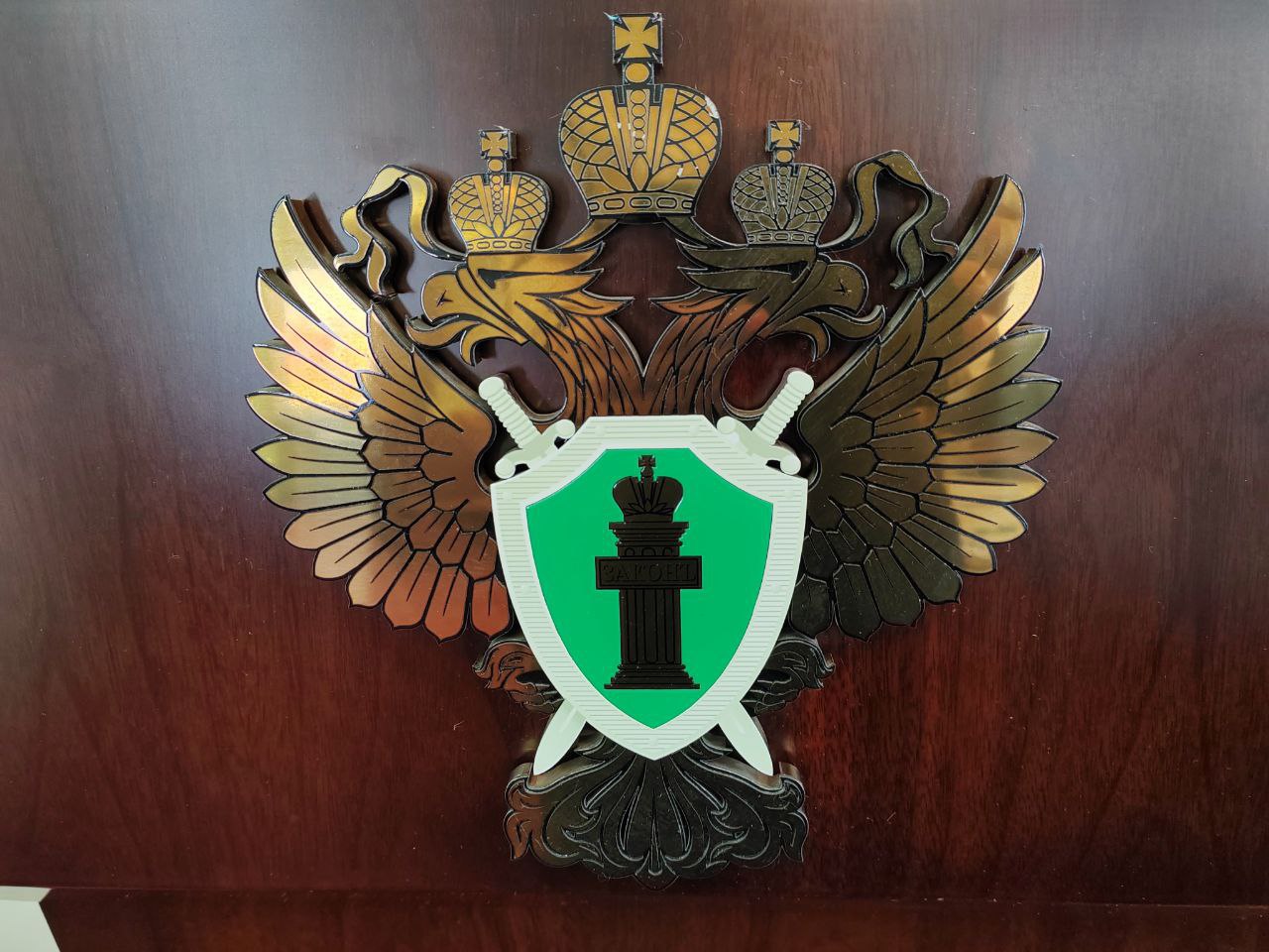 Житель Бурятии добился страховых выплат спустя полвека Как сообщает прокуратура Бурятии с помощью сотрудников ведомства житель Бичурского района добился признания производственной травмы полученной более пятидесяти лет назад и назначения пострадавшему соответствующей компенсации Установлено что заявитель работал в одном из колхозов Саратовской области В сентябре 1974 года на рабочем месте он получил тяжелое повреждение левого глаза в результате попадания металлического осколка Пострадавшему потребовалось длительное стационарное лечение В связи с утратой 50 профессиональной трудоспособности ему назначена 3 группа инвалидности Суд первой инстанции принял решение удовлетворить иск прокуратуры района и признал право пожилого мужчины на получение материальной компенсации Однако ответчик Отделение Социального фонда России по республике не согласился с решением суда и обратился в апелляционную и кассационную инстанции Суды апелляционной и кассационной инстанции с доводами прокурора согласились и оставили решение суда первой инстанции без изменения Нарушения закона устранены пострадавший мужчина получил единовременную выплату в размере 61 9 тыс рублей также ему установлены ежемесячные страховые выплаты в размере 6 тыс рублей сообщили в прокуратуре Бурятии Фото Новая Бурятия