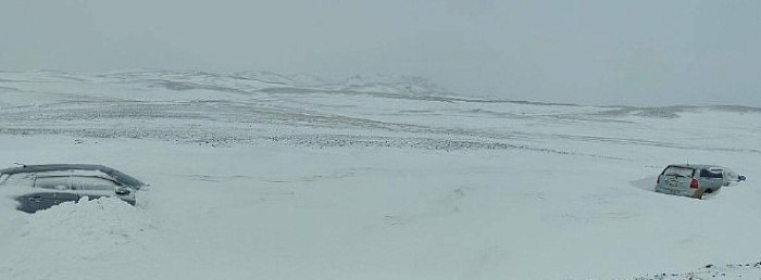 Машины застряли в огромных сугробах на дорогах в Бурятии Накануне это произошло на подъезде к селу Галтай Сначала автомобили застряли пока водители ходили за помощью их почти полностью засыпало снегом сообщает ТГ канал Весь Улан Удэ Кроме этого фуры скопились на федеральной трассе между Никольском и Хонхолоем причем в обе стороны Информация передана в дорожную службу Упрдор Южный Байкал Новости Бурятии