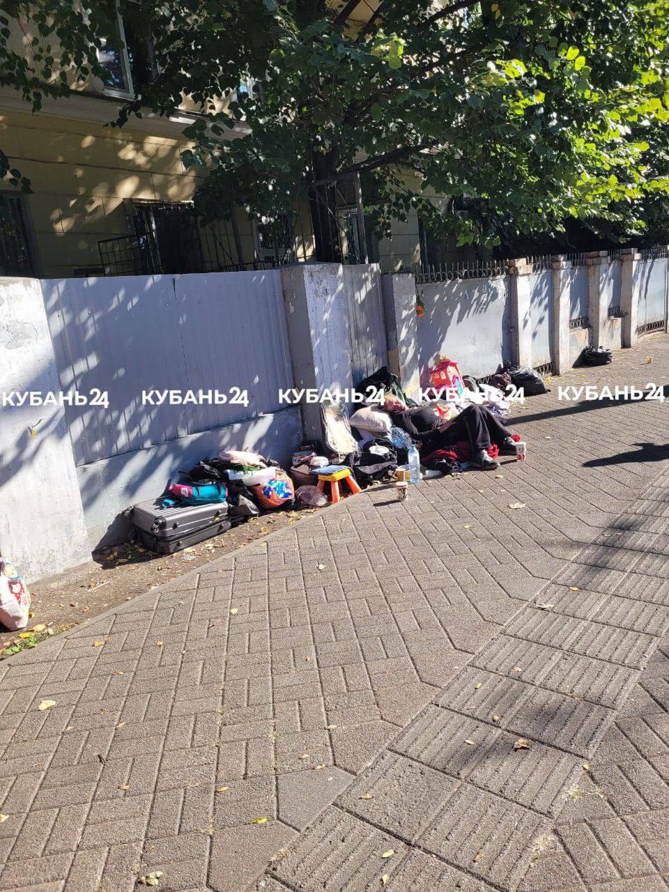 На неприятное соседство пожаловались жители Краснодара По словам наших подписчиков в районе Екатерининского собора собираются люди без определенного места жительства Они выпивают и буянят по ночам Кроме того горожан беспокоит проблема антисанитарии По их словам страдают все жители дома на Мира 49 В полиции Краснодара сообщили что по каждому обращению горожан проводится проверка и принимаются меры Несколько раз лиц доставляющих неприятности местным жителям доставляли в отделение полиции Прислать новость рассказать о проблеме