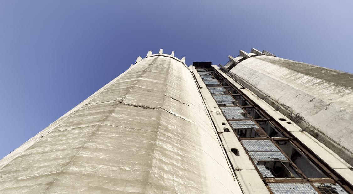 Самарский элеватор снова устоял в суде Градозащитники неизменно доказывают ценность одного из символов Самары Самарское отделение Всероссийского общества охраны памятников истории и культуры выиграло очередной суд для сохранения статуса выявленного объекта культурного наследия самарского элеватора Об этом сообщила председатель регионального отделения Нина Казачкова Заседание прошло сегодня 28 октября в самарском Шестом кассационном суде До этого Четвёртый апелляционный суд общей юрисдикции удовлетворив требования ВООПИиК оставил без изменения решение Самарского областного суда от 14 ноября 2024 года Признать недействующим со дня принятия приказ Управления государственной охраны объектов культурного наследия Самарской области от 22 апреля 2021 г N47 Об отказе во включении объекта обладающего признаками объекта культурного наследия Новый элеватор Самарская область г Самара берег реки Самары в Перечень выявленных объектов культурного наследия Самарской области говорится в решении суда В 2021 году УГООКН отказалось включать объект в реестр сославшись на то что у здания якобы низкая архитектурная и градостроительная ценность В начале февраля 2023 года в Самаре начали уничтожать историю культуру и значимую архитектурную составляющую облика города Бульдозеры снесли погрузочный терминал являвшийся неотъемлемой частью сооружения Терминал использовали для разгрузки зерна с вагонов и дальнейшей его отправки в башни зернохранилища В ноябре 2024 года самарские градозащитники выиграли суд по признанию архитектурной и градостроительной ценности объекта Однако в декабре того же года собственник элеватора застройщик ООО Фаворит 3 известного самарского девелопера Анатолия Давидюка направил апелляционную жалобу на судебный акт В начале марта этого года суд в Нижнем Новгороде рассмотрев апелляционную жалобу ООО Фаворит 3 признал высокую архитектурную и градостроительную ценность объекта Градозащитники доказали что самарский бруталистский элеватор обладает высокой подлинностью архитектурной и градостроительной ценностью В конце марта вышел приказ Государственной инспекции по охране объектов культурного Самарской области о наделении элеватора статусом выявленного объекта культурного наследия В июле активисты ВООПИиК попросили о финансовой помощи в деле спасения уникального здания самарского элеватора Открыт сбор средств на дальнейшую работу по его сохранению которая требует привлечения специалистов