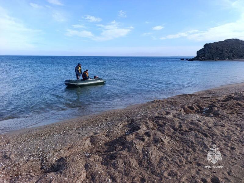 В Азовском море продолжаются поиски двух пропавших рыбаков К настоящему времени специалисты обследовали 132 километра береговой линии и 302 квадратных километра акватории Азовского моря Также группа Крым Спас провела три водолазных спуска сообщили в ГУ МЧС России по Крыму Всего привлечено от РСЧС 110 человек и десять единиц техники в том числе четыре плавсредства один беспилотный летательный аппарат от МЧС России 25 человек и семь единиц техники три плавсредства говорится в сообщении Специалисты ГИМС специального морского отряда ГУ МЧС России по Крыму Аварийно спасательного отряда КРЫМ СПАС МВД и другие службы продолжают поисковые работы Фото ГУ МЧС России по Крыму Вести Севастополь MAX VK Дзен Telegram