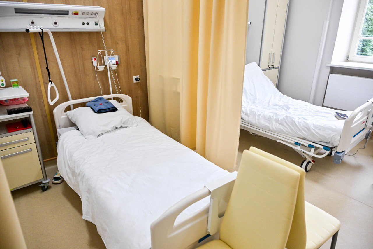 Минздрав Румынии подтвердил случай проказы и ещё три под подозрением Минздрав Румынии подтвердил один случай заболевания проказой и сообщил о ещё трёх подозрительных случаях сообщает Digi 24 По словам министра Александру Рогобете все четыре человека женщины из Азии работающие массажистками в спа салоне в Клуж Напоке Первые две пациентки 21 и 25 лет обратились за помощью 26 ноября обследования подтвердили заболевание у одной из них Работа спа салона приостановлена Подпишись на primulinmd