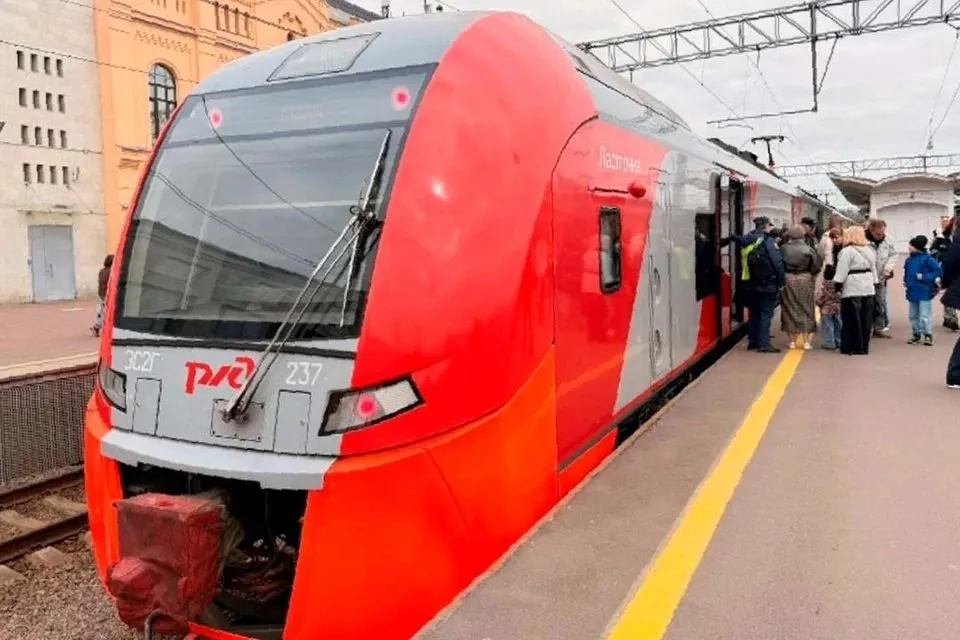 Новое время в пути Ласточки между Петербургом и Выборгом С 1 мая стартовали скоростные пригородные электрички Ласточка на одном из самых популярных маршрутов Теперь поездка между Петербургом и Выборгом занимает всего 61 минуту Ежедневно выполняется четыре рейса два из Петербурга 11 15 и 15 29 и два из Выборга 12 56 и 17 58 Все маршруты без промежуточных остановок что позволяет сделать поездку максимально удобной Петербург Выборг Ласточка Транспорт Piter News 24 Подписаться