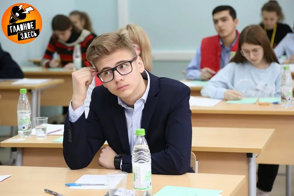 Участникам учебных олимпиад могут ограничить возможности поступления в ВУЗ Эксперты подготовили предложения по изменению как порядка проведения олимпиад школьников так и особых прав предоставляемых победителям и призерам Считаем необходимым ограничить в 2026 году возможность зачисления без вступительных испытаний на конкурсные профили по которым в 2025 году доля олимпиадников зачисленных без вступительных испытаний превысила 50 пояснил ректор МГУ им М В Ломоносова Виктор Садовничий Сегодня победителей и призеров целого ряда олимпиад зачисляют в вузы в приоритетном порядке и без вступительных испытаний Часто в топовых вузах большинство бюджетных мест занимают именно олимпиадники А в прошлом году в одном из вузов Сеченовском университете даже им мест не хватило Поэтому зачисление олимпиадников решено пересмотреть Главное здесь Подписывайтесь