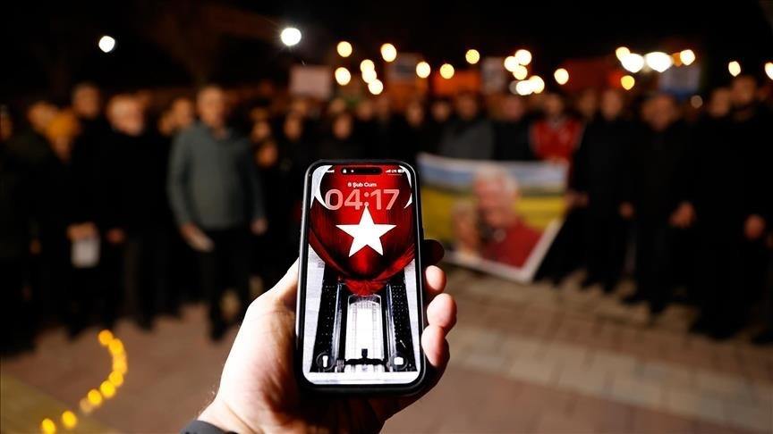 В Турции почтили память жертв разрушительных землетрясений 6 февраля 2023 года В Турции почтили память жертв разрушительных землетрясений на юго востоке страны 6 февраля 2023 года Жители страны вознесли молитвы в память о погибших в результате разрушительного землетрясения Поминальные церемонии проходили в различных регионах Турции Подробнее на нашем сайте v aa com tr 3822092 24 7 в сутки с Агентством Анадолу