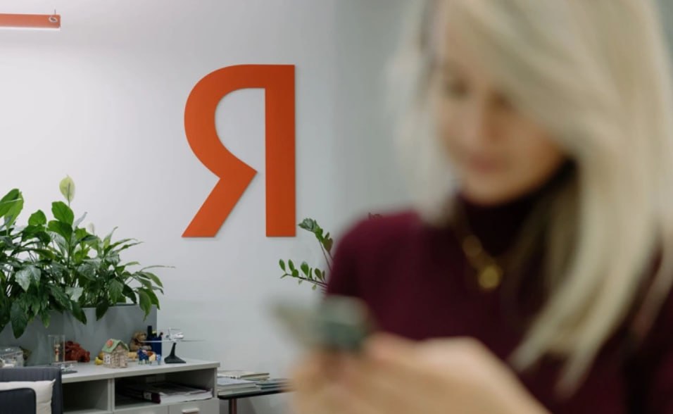 Началась конференция Яндекса на которой компания представит Алису AI обновлению версию Чата с Алисой который работает на основе технологии искусственного интеллекта ИИ В чат теперь будут внедрены функции пользовательских ИИ агентов программ которые способны не только отвечать на вопросы но и автономно выполнять задачи анализировать данные принимать решения на основе заданных параметров взаимодействовать с другими системами и обучаться на своих ошибках С их помощью можно поручить забронировать стол в ресторане или время в салоне красоты сравнить цены на различные товары и найти наиболее дешевый провести подробное исследование по заданной пользователем теме помочь в заказе такси сборе корзины продуктов оформлении доставки и решении др задач через сервисы Яндекса В интервью РБК руководитель направления Алисы и умных устройств Яндекса Валерий Стромов рассказал что   ИИ агенты смогут автоматизировать часть рутины человека а кармическая задача компании сэкономить людям время   снижается количество галлюцинаций ИИ то есть ложных или выдуманных ответов Но по прежнему надо применять критический взгляд в чувствительных вопросах здоровье семья и т п   сейчас у ИИ моделей больше поддерживающего поведения но в ближайшем будущем этим можно будет управлять например попросить дать максимально прямой ответ и нейросеть не будет подхалимничать   после того как в июле Яндекс сделал бесплатными основные функции чата с ИИ его аудитория выросла в 6 раз   в течение следующих кварталов компания планирует сформировать новые модели монетизации чата Фото Михаил Гребенщиков РБК Картина дня в телеграм канале РБК
